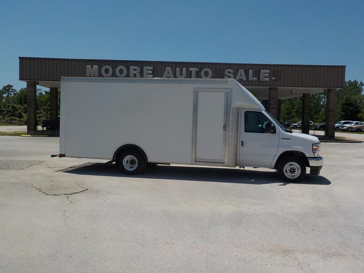 2022 White /Gray Ford Econoline (1FDWE3FK9ND) with an 7.3L V8 engine, AUTOMATIC transmission, located at 1617 W Church Street, Livingston, TX, 77351, (936) 327-3600, 30.710995, -94.951157 - LOW MILES!! If you're looking for a box van don't pass on this one!! It is ready for the BIG JOB!! This one is nice! - Photo#0